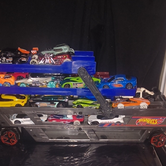 Hot Wheels Collection - 29 Hot Wheels Cars + Tractor Trailer Mega Hauler Storage - Picture 11 of 14